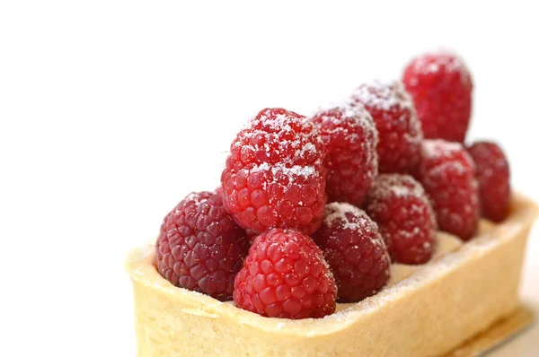 Tarte aux framboises sur fond blanc - isolée — Photo