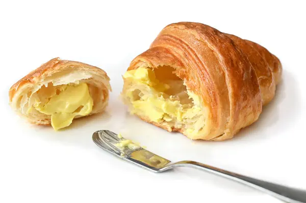 흰색 배경에 버터와 크로와상 - 고립 — 스톡 사진