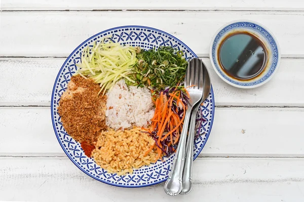 Tajska Południowa pikantna Sałatka ryżowa z warzywami (Khoa Yum) — Zdjęcie stockowe