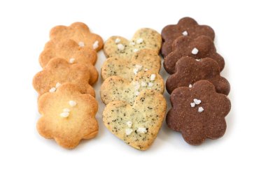 Beyaz arka planda ev yapımı küçük kurabiyeler - izole