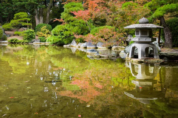 Japanse tuin met stenen lamp — Stockfoto