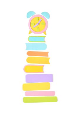 Beyaz arka plan üzerinde kesilmiş çalar saat kağıt ile kitap yığını - izole