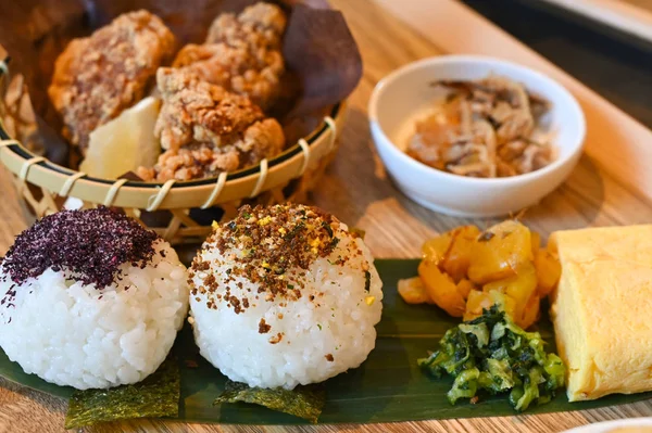 Tavuklu pirinç topları Karaage, Japon yemekleri. — Stok fotoğraf