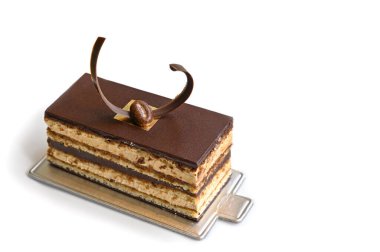 Beyaz arka planda opera pastası - izole