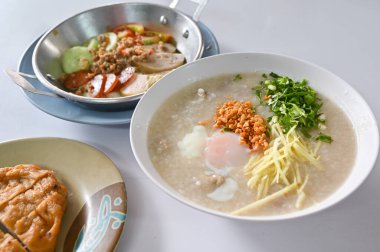 Pirinç lapası, yumurta ve yerel sosisle kahvaltı Tayland usulü kuzeydoğu yemeği.