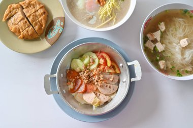 Tavada kızarmış yumurta ve kıymalı domuz ve yerel sosisli Tayland usulü kuzeydoğu yemeği.