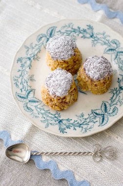 Şekerli tatlı retro yemekleri ile masada 