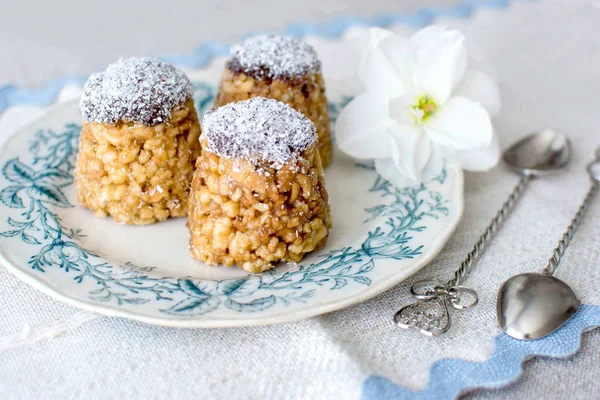 Şekerli tatlı retro yemekleri ile masada 