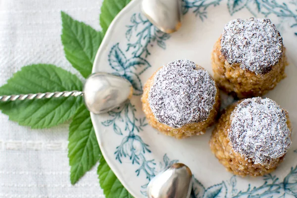Şekerli tatlı retro yemekleri ile masada 