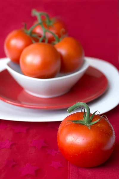 Kırmızı plakalar üzerinde sulu domates