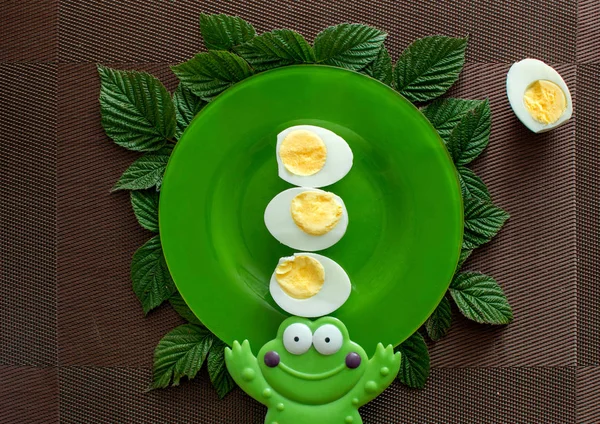 Yeşil plaka üzerinde haşlanmış yumurta