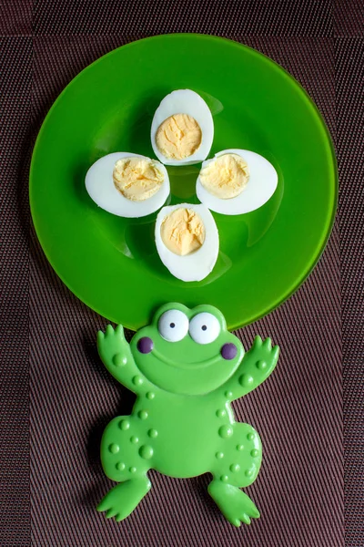 Yeşil plaka üzerinde haşlanmış yumurta