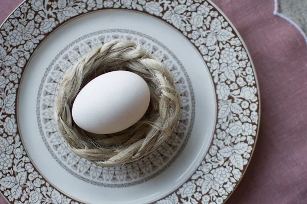 Masada, vintage yemekleri ve masa örtüsü ile servis tavuk yumurta