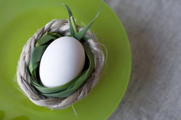 Poulet Aux Œufs Sur Table Servi Avec Verrerie Nappes — Photo