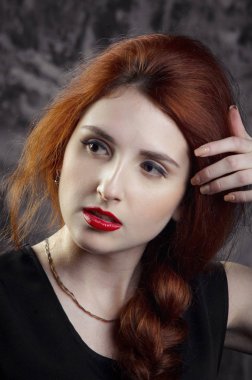 Siyah zemin üzerine kırmızı saçlı kız