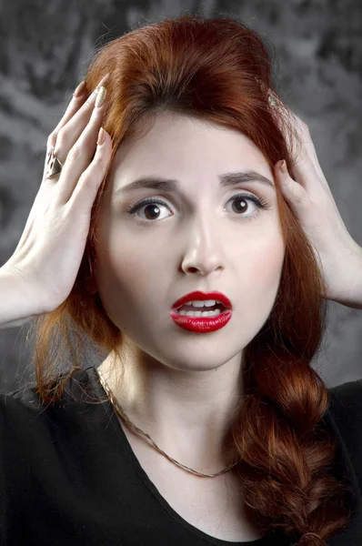 Siyah zemin üzerine kırmızı saçlı kız