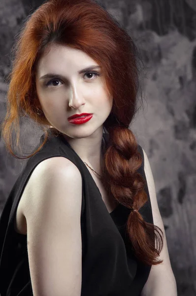 Siyah zemin üzerine kırmızı saçlı kız