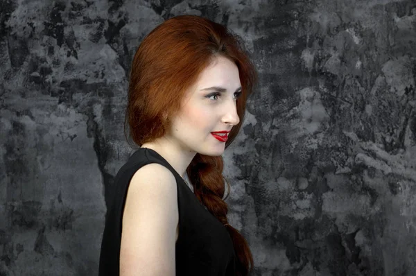 Siyah zemin üzerine kırmızı saçlı kız