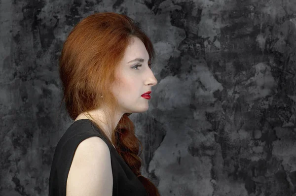 Siyah zemin üzerine kırmızı saçlı kız