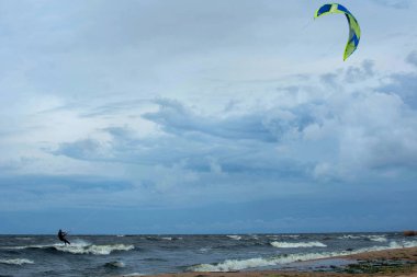 Kumsallar üzerinde sörf sup