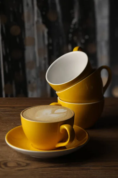 Tasse de latte et tasses à café vides. Gros plan — Photo