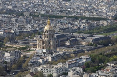 Sokaklar, evler ve bir katedral en iyi görünümü kapatın