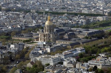 Sokaklar, evler ve bir katedral en iyi görünümü kapatın
