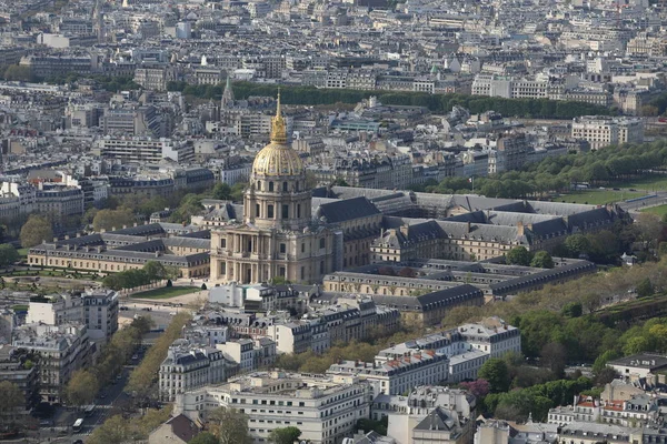 Sokaklar, evler ve bir katedral en iyi görünümü kapatın