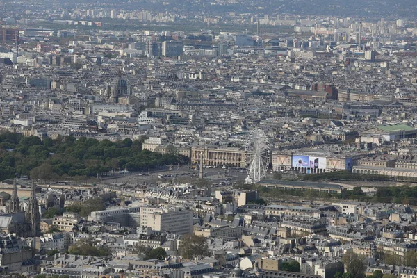 Blick von oben auf verschiedene Häuser und Gebäude sowie das Riesenrad in Paris — Stockfoto