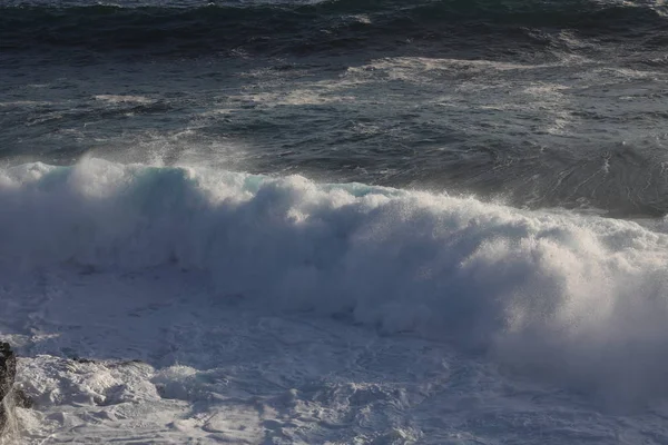 Fuertes olas de mar blanco golpean en las rocas — Foto de Stock