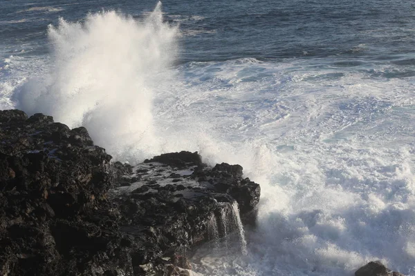 Fuertes olas de mar blanco golpean en las rocas — Foto de Stock