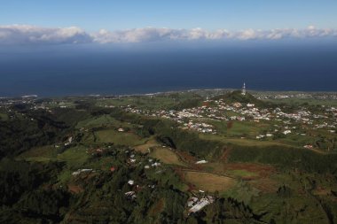 Deniz üstten görünüm ve köyün bunların aralarında olduğunu