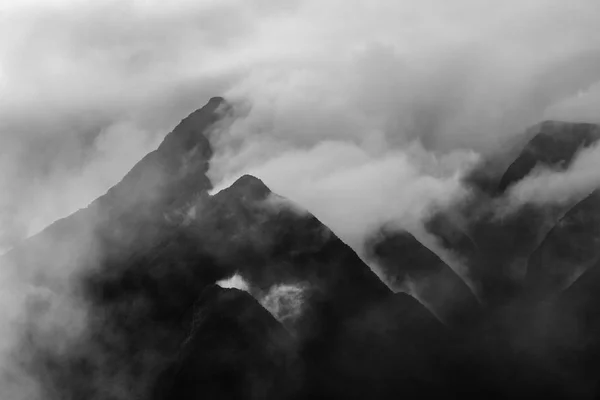 Mehrere Berge stehen im Nebel — Stockfoto
