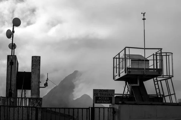 Svartvitt foto på bakgrunden av bergen i dimman är en station för att kommunicera — Stockfoto