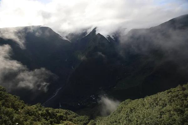 Plusieurs montagnes se dressent dans le brouillard — Photo