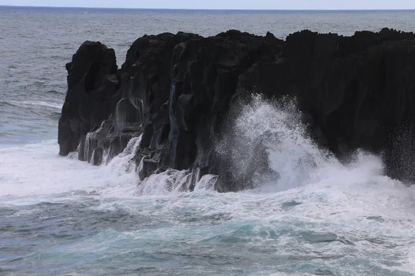 大きくて青い海白い波の強い石を破っています — ストック写真