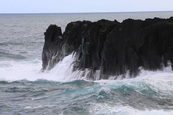 石の上の海の波を破っています。 — ストック写真