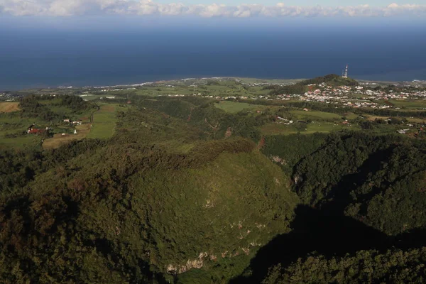 Blick von oben auf das Meer und das Dorf, das sich zwischen ihnen befindet — Stockfoto