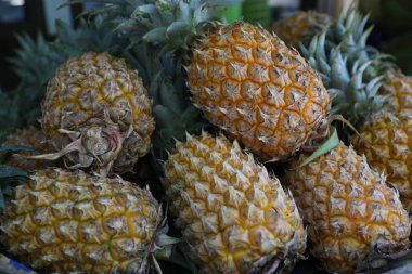 Üstünde belgili tanımlık sayaç sepet ananas vardır