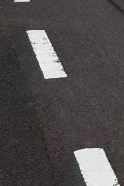 Düz ve pürüzsüz asfalt yoldan bir sürekli işaretleme ile kapatmak