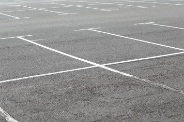 Düz ve pürüzsüz asfalt yoldan bir sürekli işaretleme ile kapatmak