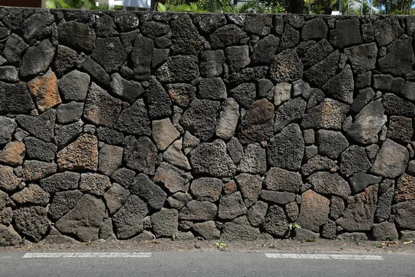 Sten staket separerar vägbanan och bygga — Stockfoto