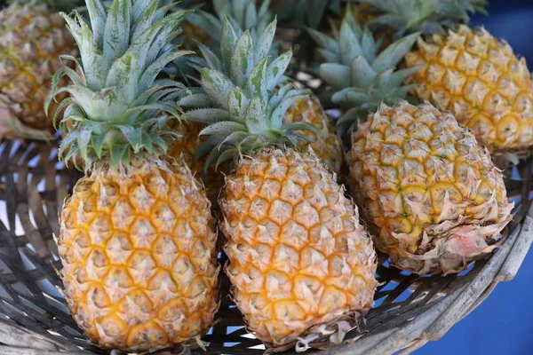 Üstünde belgili tanımlık sayaç sepet ananas vardır