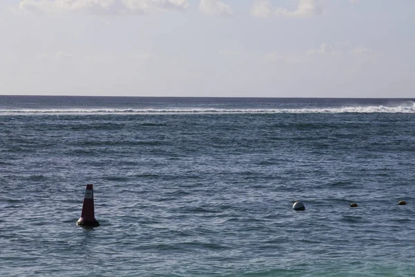 由于蓝色大海中的海浪 浮标在游泳和移动 — 图库照片