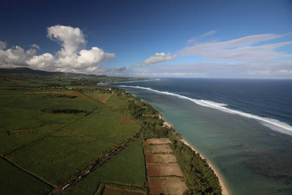 Top view of a fields beach and sea with waves. — Stock Photo, Image