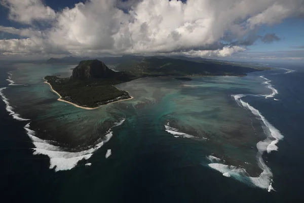 Insel wird von allen Seiten vom Meer umspült und über der sich viele Wolken gesammelt haben — Stockfoto