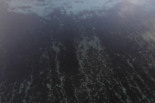 Nahaufnahme von Meerwasser in der Nähe einer Insel — Stockfoto
