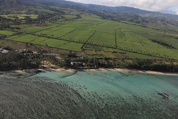 Küste mit einem Strand auf einer Insel — Stockfoto