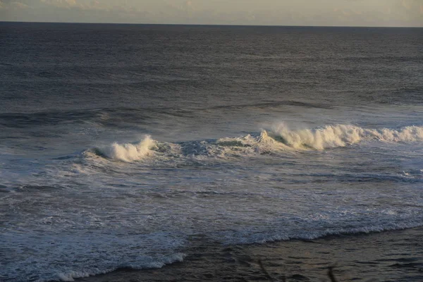 Olas en un océano nadan hasta la orilla —  Fotos de Stock