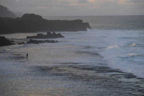 Bir Okyanustaki dalgalar kıyıya yüzerek — Stok fotoğraf